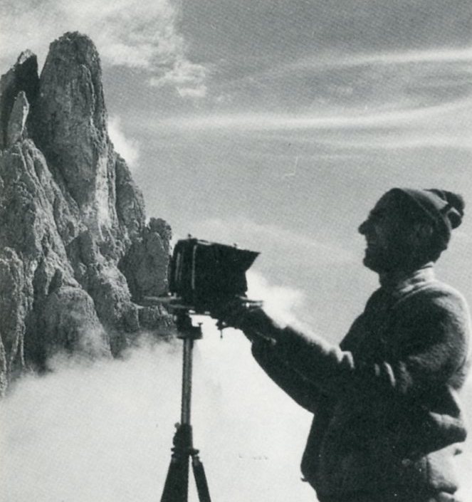 Aldo Pedrotti con una fotocamera Linhof per riprese su pellicole piane 10 x 12 cm